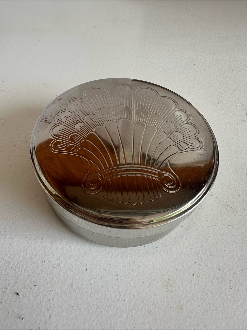 Round Silver Decorative Trinket Box with Sea Shell Coasters